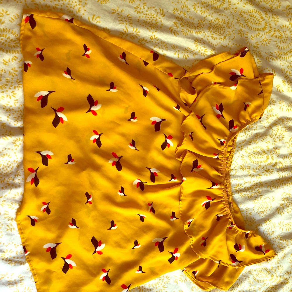 🍋 Yellow dressy blouse with open back detail 🍋